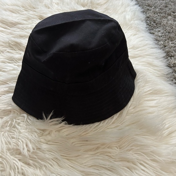 Black bucket hat - Picture 1 of 2